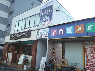 ビル2階奥が探偵事務所